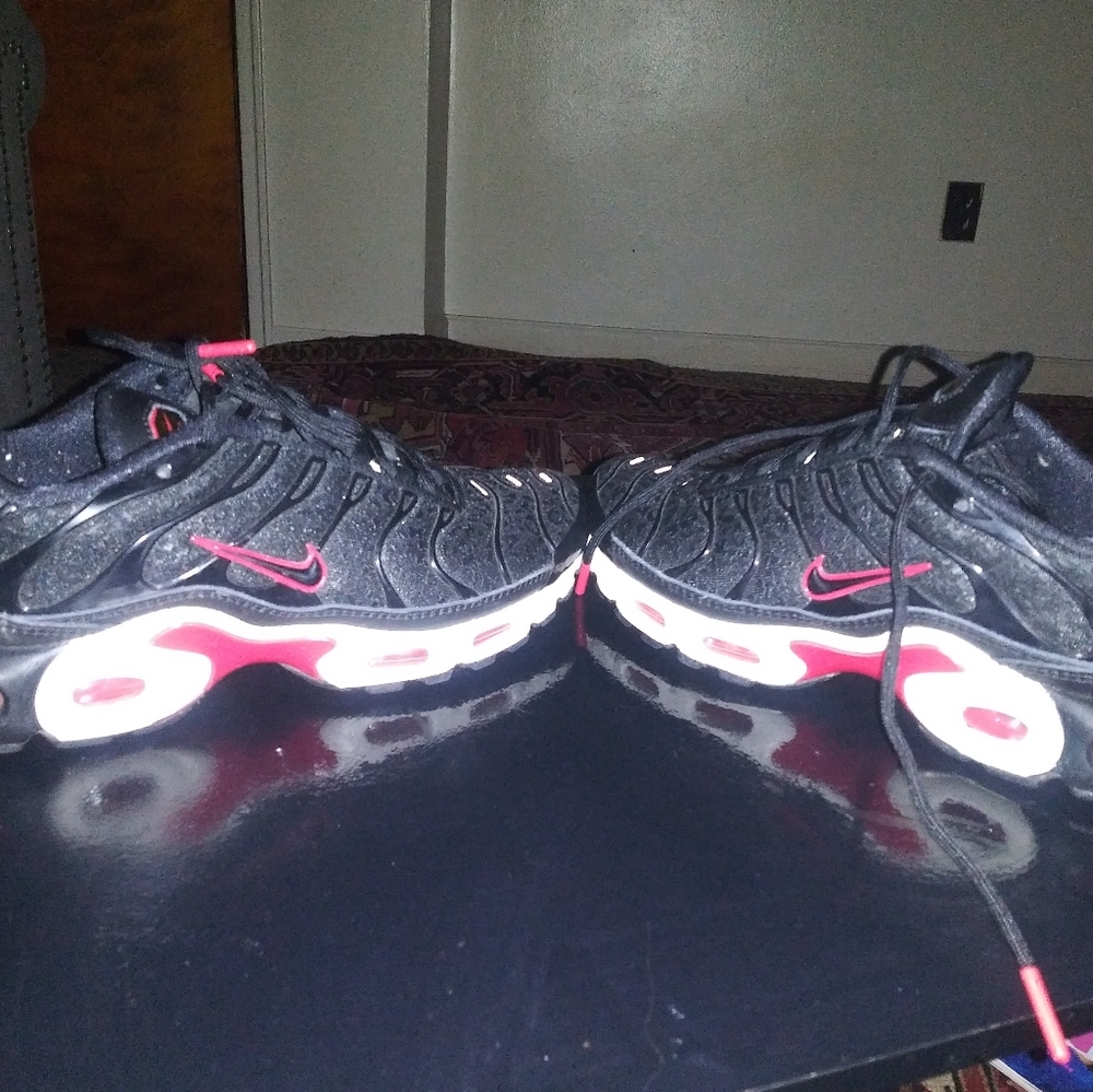 Nike shoes - Picture 2 of 3